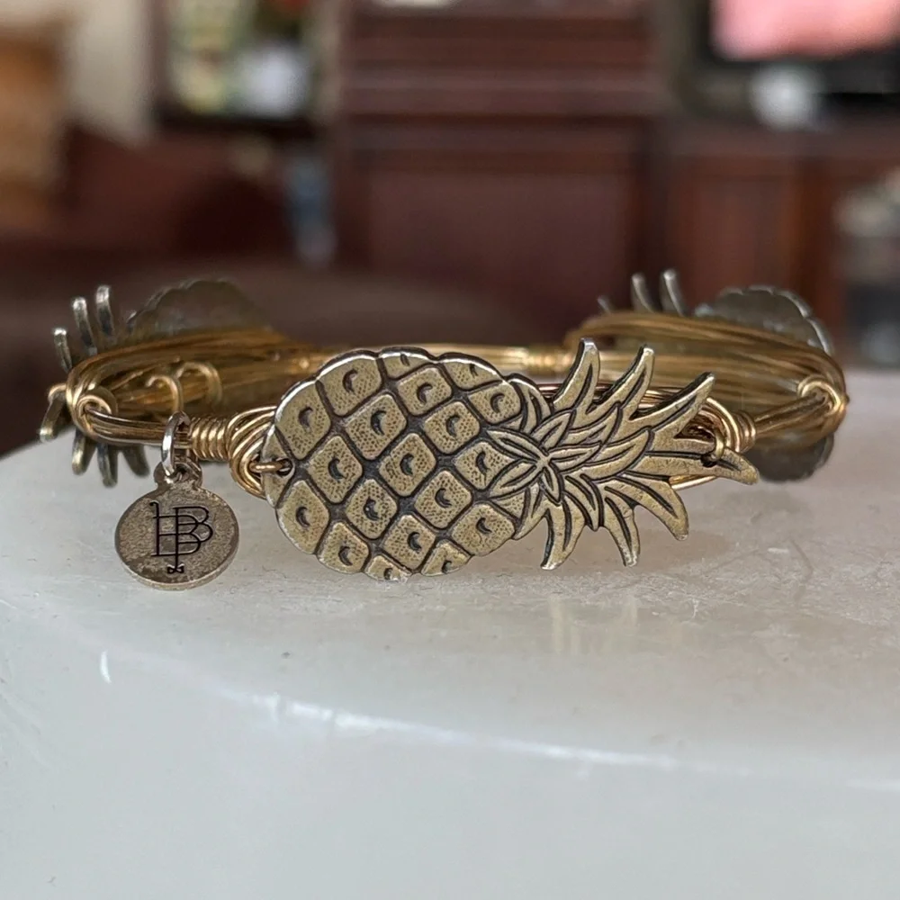 Bourbon & Bowties Gold Tone Pineapple Wire 7.5” Bangle Bracelet Tropical Fruit